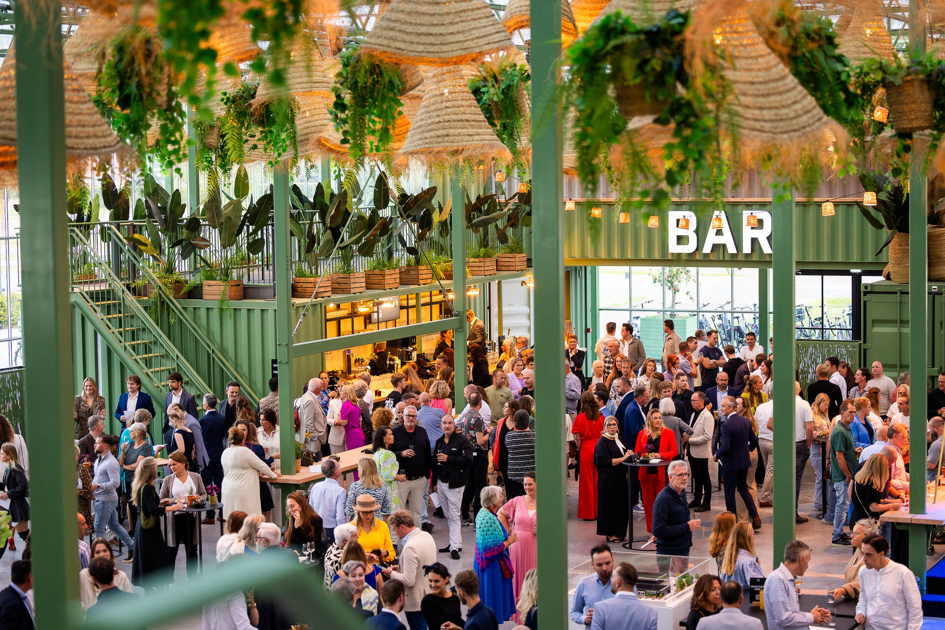 Bezoekers van een evenement netwerken in een evenementenkas